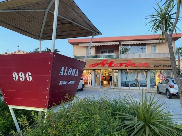 Devanture rouge d'Aloha Surf Shop