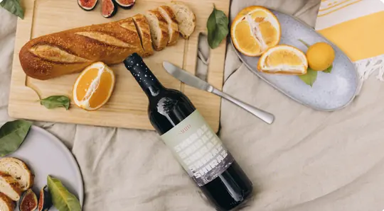 Table provençale avec pain, vin et agrumes
