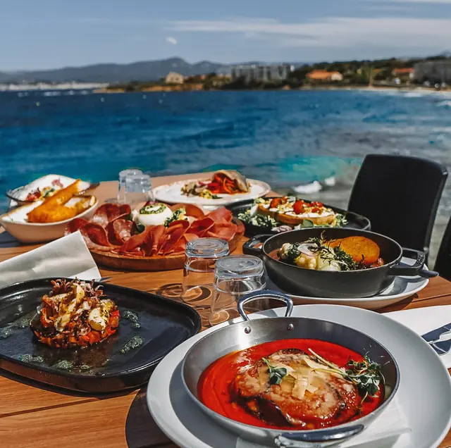 Assiettes de cuisine sicilienne face à la mer à La Spiaggia